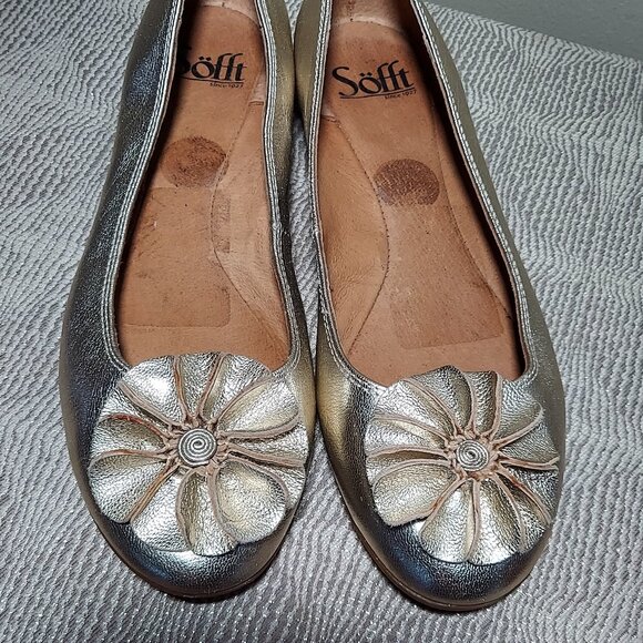Sofft Gold Metallic Flower Shoe with Low heel Size 7N - Picture 2 of 11